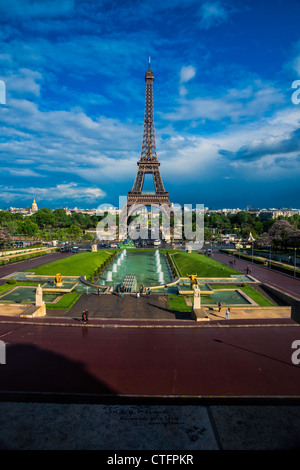 Paris. La Tour Eiffel vue depuis le dessus de la célèbre esplanade du Trocadéro Banque D'Images