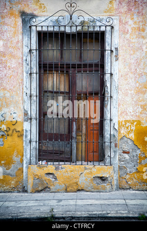 Fenêtre avec volet fermé et grille métallique. Banque D'Images