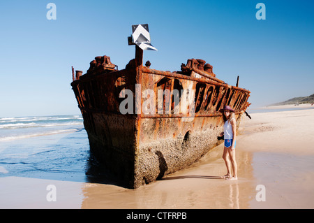 Femme sur soixante cinq Mile Beach à côté du Maheno Wreck. Banque D'Images