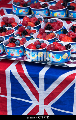 Bols de fruits sur un marché couvert de blocage dans une union jack flag. Le marché de Portobello. Londres Banque D'Images