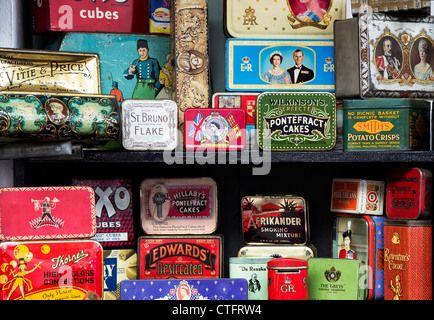 Vieux métal boîtes anciennes. Le marché de Portobello. Londres Banque D'Images