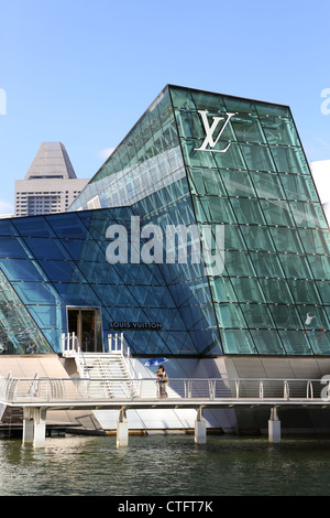 Louis Vuitton island Maison shop à la Marina Bay Sands à Singapour. Banque D'Images