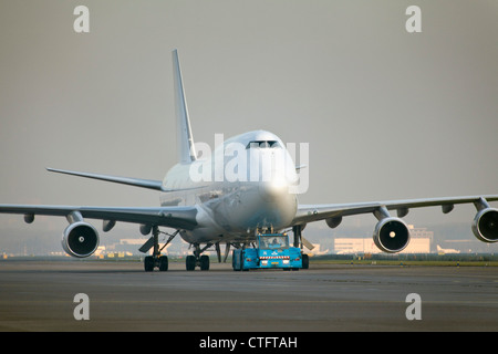 Les Pays-Bas, Haarlemmermeer, près d'Amsterdam, l'aéroport de Schiphol. Boeing 747 jumbo remorqué. Banque D'Images