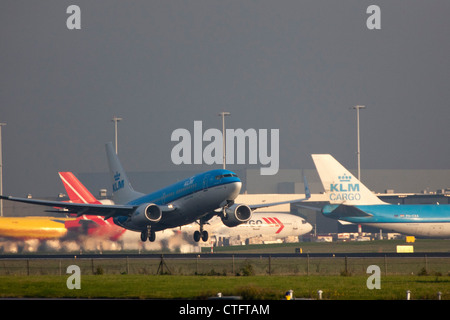 Les Pays-Bas, Haarlemmermeer, près d'Amsterdam, l'aéroport de Schiphol. KLM avion décollant. Banque D'Images