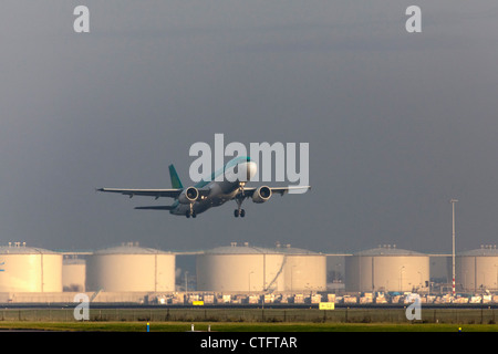 Les Pays-Bas, Haarlemmermeer, près d'Amsterdam, l'aéroport de Schiphol. Air Lingus avion décollant. Banque D'Images