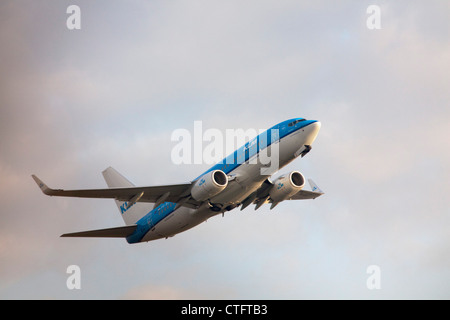 Les Pays-Bas, Haarlemmermeer, près d'Amsterdam, l'aéroport de Schiphol. KLM avion décollant. Banque D'Images