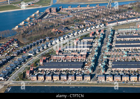 Les Pays-Bas, Amsterdam, aérienne, quartier appelé ville du soleil, Néerlandais : Stad van de Zon. Toutes les maisons avec des panneaux solaires. Banque D'Images