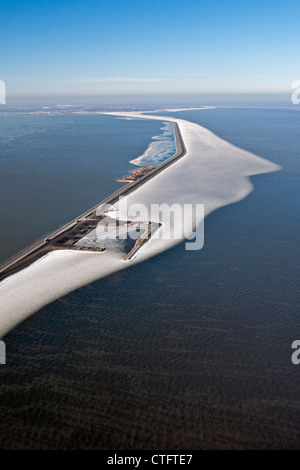 Les Pays-Bas, Enkhuizen, appelée digue Houtribdijk ou Markerwaarddijk. Dans le lac de glace flottante appelée IJsselmeer. Vue aérienne. Banque D'Images