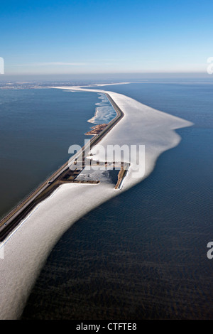 Les Pays-Bas, Enkhuizen, appelée digue Houtribdijk ou Markerwaarddijk. Dans le lac de glace flottante appelée IJsselmer antenne. Banque D'Images