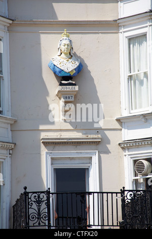 Buste de la reine Victoria le mur de chambre à Weymouth en mai Banque D'Images
