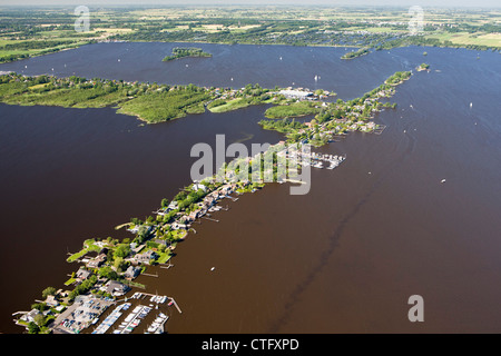 Les Pays-Bas, Loosdrecht, antenne. Maisons près de lac appelé lacs de Loosdrecht. Banque D'Images
