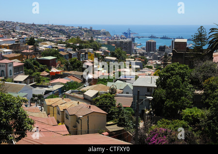 Paysage Urbain, vue sur Valparaiso à quais, maisons colorées, journée ensoleillée, l'océan Pacifique dans la distance, le Chili. Banque D'Images