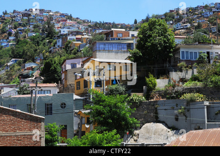 Maisons colorées sur la colline au-dessus de Valparaiso, Chili. Banque D'Images