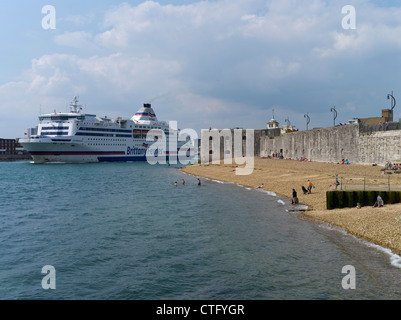 dh Old Portsmouth PORTSMOUTH HAMPSHIRE Brittany Ferries ferry partant port plage et fortification port angleterre voyage royaume-uni fortifications fort Banque D'Images
