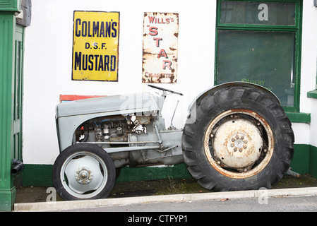 En dehors du tracteur Vintage Joyeux Plowboy Irlande Pub Banque D'Images