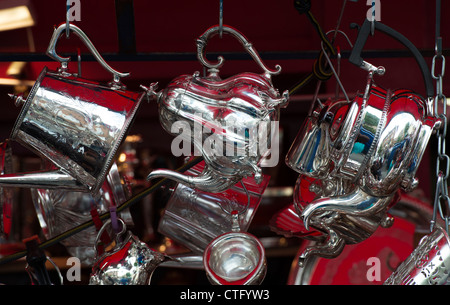 Portobello Market stall antique. Londres Banque D'Images