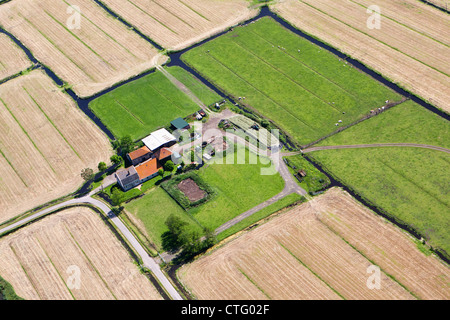 Les Pays-Bas, Broek in Waterland, ferme. Vue aérienne. Banque D'Images