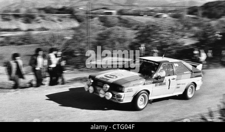 1982 Rallye de Monte Carlo. Hannu Mikkola Audi Quattro du départ d'étape spéciale laisse Banque D'Images