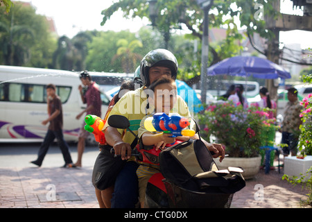 Père et fils sur une prise de scooter les pistolets à eau à Songkran Festival à Bangkok en Thaïlande Banque D'Images