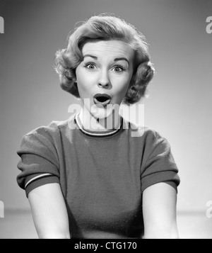 1950 HEAD SHOT OF WOMAN YEUX ET D'ouvrir grand la bouche SURPRIS EXPRESSION PISCINE LOOKING AT CAMERA Banque D'Images