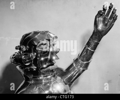 Années 1930 Années 1940 ROBOT MÉTAL TÊTE ET À LA POITRINE AVEC UN BRAS LEVÉ ET LA BOUCHE DANS UNE GRIMACE Banque D'Images