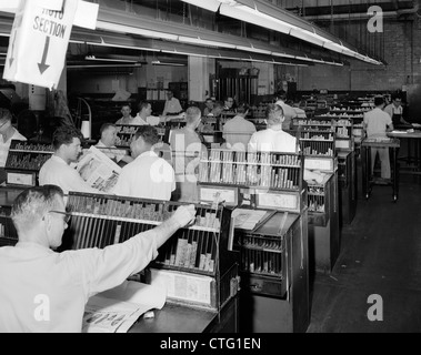 Les hommes travaillant dans les années 1950, ANNONCE L'ÉTABLISSEMENT SALLE DE COMPOSITION TYPE AD Banque D'Images