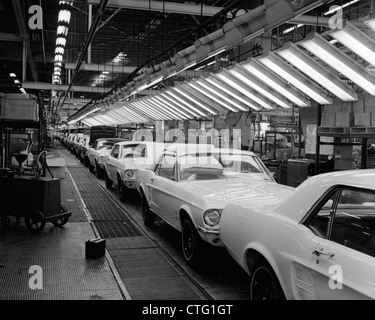 1960 Ford Mustang de l'intérieur PRESQUE TERMINÉ AVEC L'USINE DE VOITURES SUR LIGNE DE MONTAGE Banque D'Images