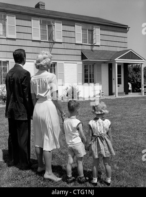 Années 1950 Années 1960 famille Père Mère Fils Fille DATE DE CONCERT À LA MAISON DE BANLIEUE À Banque D'Images