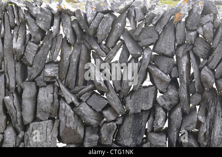 Une section d'un mur de calcaire sec sur le Burren, comté de Clare, Irlande Banque D'Images