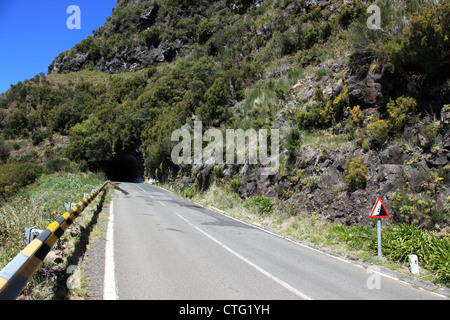 Route de campagne à Paul da Serra. Madère, Portugal, Europe. Photo par Willy Matheisl Banque D'Images