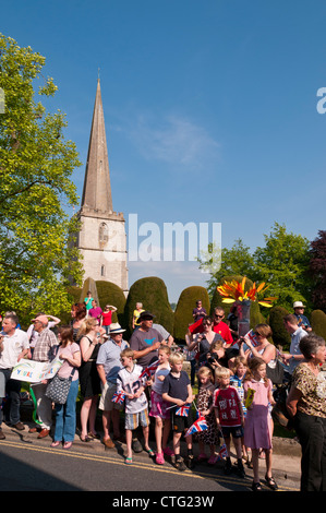 Foule de porteur de flambeau olympique, Painswick, Gloucestershire, Royaume-Uni Banque D'Images