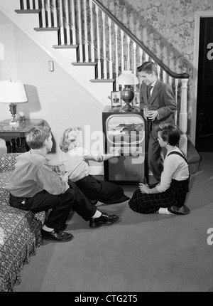 1950 GARÇONS ET FILLES DE L'ADOLESCENCE DANS LE SALON en regardant la télé Banque D'Images