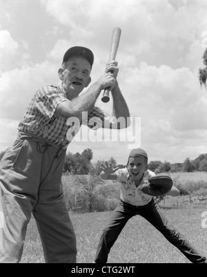 1950 GRAND-PÈRE À LA BATTE AVEC BOY COMME CATCHER jouer au baseball Banque D'Images