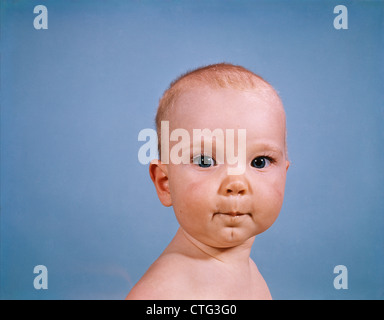 1960 fond bleu bébé PORTRAIT vos lèvres pincées, l'expression faciale Banque D'Images