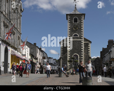 Visiteurs touristes visiteurs à l'extérieur de la salle Moot dans le marché d'été Square Keswick Cumbria Angleterre Royaume-Uni GB Grande-Bretagne Banque D'Images