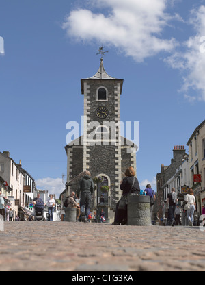 Visiteurs touristes visiteurs à l'extérieur de la salle Moot dans le marché d'été Square Keswick Lake District Cumbria Angleterre Royaume-Uni GB Grande-Bretagne Banque D'Images