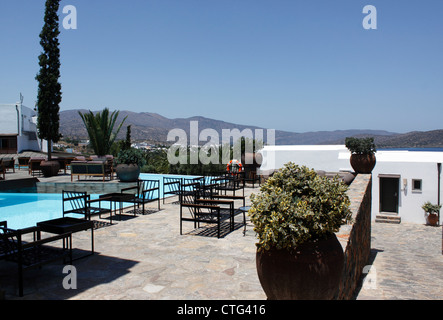 LE BAR EXTÉRIEUR DE L'HÔTEL CINQ ÉTOILES. ELOUNDA CRÈTE Banque D'Images