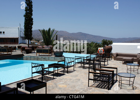 LE BAR EXTÉRIEUR DE L'HÔTEL CINQ ÉTOILES. ELOUNDA CRÈTE Banque D'Images