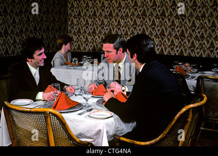 70 3 Les hommes d'AFFAIRES À TABLE IN RESTAURANT Banque D'Images