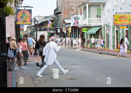 Artiste de rue noir en blanc avec tuxedo au football sur Bourbon Street dans le quartier français de New Orleans, LA Banque D'Images