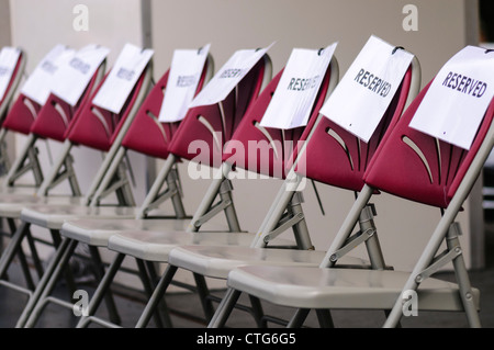 Rangée de sièges avec des signes "réservés" sur chacun d'eux Banque D'Images