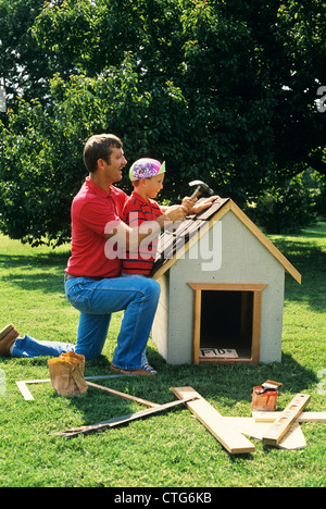 Père et Fils MAISON-CHIEN CONSTRUCTION Banque D'Images