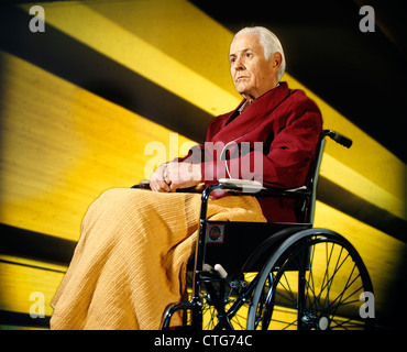 1970 SENIOR sérieux homme âgé ASSIS FAUTEUIL ROULANT Banque D'Images