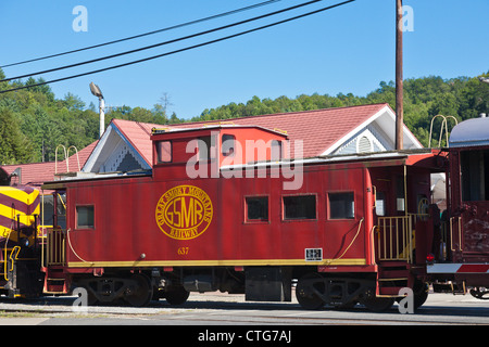 Red Great Smoky Mountain Railway Caboose à la gare de Bryson City, Caroline du Nord Banque D'Images