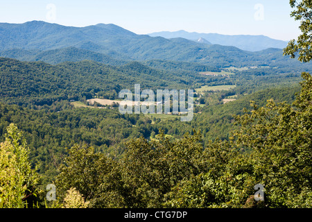 Terres agricoles rurales dans Smokey Mountains Valley près de Franklin, Caroline du Nord. Banque D'Images