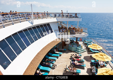 Les passagers de croisière de soleil sur l'arrière du navire de croisière Carnival Fascination Banque D'Images