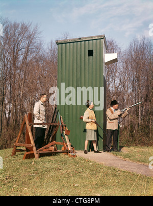 1960 COUPLE HOMME ET FEMME DES FUSILS DE TIR AU PIGEON sur gamme Banque D'Images