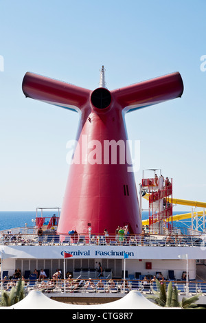 Les passagers de croisière de soleil sur l'arrière du navire de croisière Carnival Fascination Banque D'Images