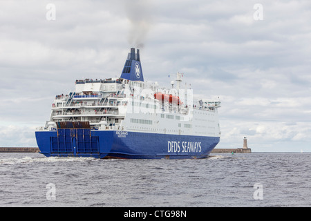 DFDS Seaways ferry "King Seaways' laissant Tynemouth, UK Banque D'Images