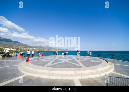 La fin de la Balcon de Europa (Balcon de l'Europe), promenade sur la Costa del Sol, Espagne. Banque D'Images